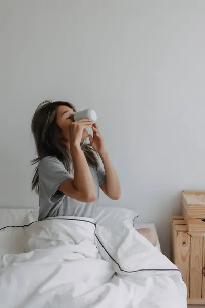 Asiatisk Kvinna Dricker Kaffe Direkt Efter Vakna Upp Sängen Morgonen — Stockfoto