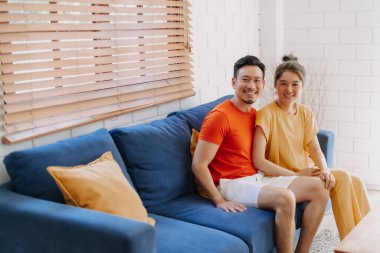 Mutlu Asyalı çift, karı koca boş koltukta oturuyor..