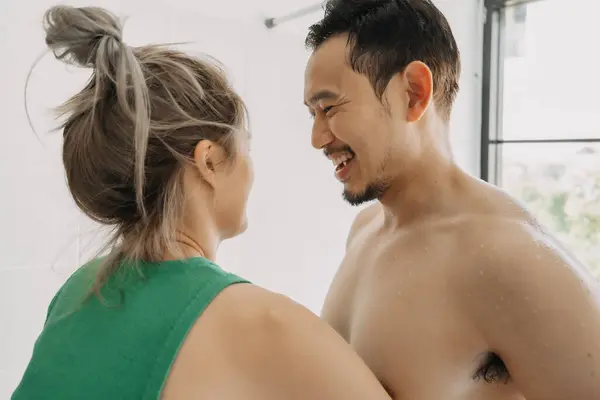 Funny Playful Asian Couple Wife Helping Husband Taking Bath — Stock Photo, Image