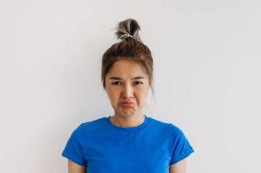 Tatmin olmamış huysuz Asyalı kadın beyazda soyutlanmış..