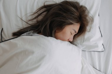 Mutlu Asyalı kadın sabahları hala huzur içinde uyuyor..