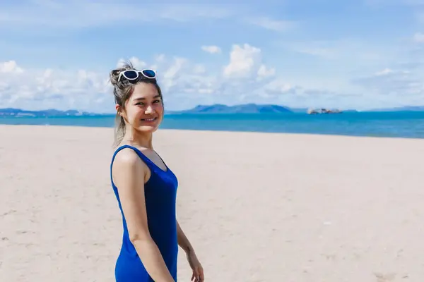 Χαρούμενο Χαμόγελο Ασιάτισσα Μπλε Φόρεμα Περπατώντας Στην Ηλιόλουστη Παραλία Της — Φωτογραφία Αρχείου
