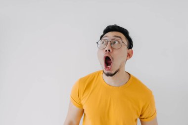 Şaşırmış yüz ifadesi Asyalı adam sarı gözlüklü beyaz tenli..