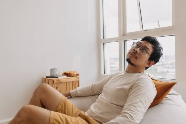 Asyalı bir adam düşünür ve kaybolur. Fasulye çuvalına oturur ve hafta sonu dinlenir..