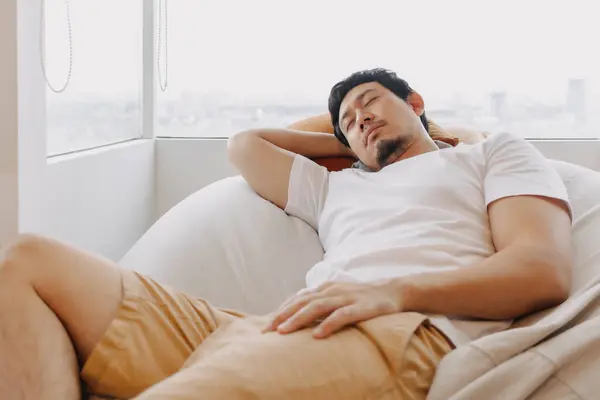 Pria Asia Beristirahat Dan Bersantai Sofa Kantong Kacang Apartemen Pada Stok Foto Bebas Royalti