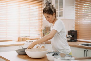 Asyalı bir kadın mutfakta basit erişte pişirmekten zevk alır..