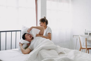 Komik Asyalı çift sabah uyandı, karı koca ve tembel koca arasında kavga çıktı..