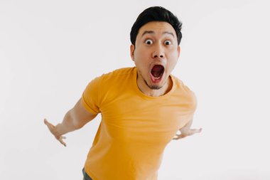 Asyalı adamın şok olmuş ve şaşırmış yüzü beyazların üzerinde tek başına atlıyor..