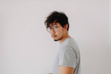 Romantik Asyalı çift aşığı akşam yemeği için birbirini kucaklıyor..