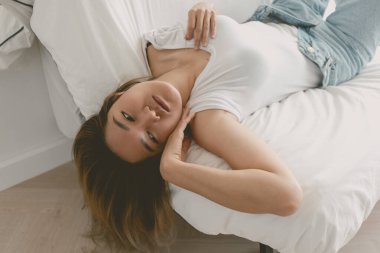 Asyalı kadın hafta sonları serbest olduğu için dairesindeki kanepeye uzanır. İyi titreşimler..