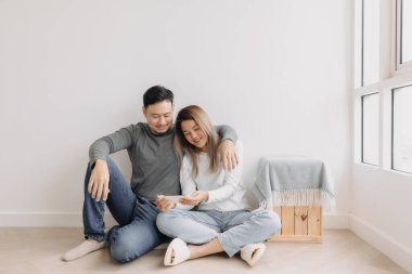 Mutlu ve rahat ol Asyalı çift yerde oturup seyyar seyir izleyecek..