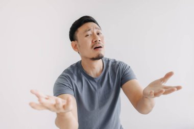 Komik ve dramatik Asyalı adam beyazlar üzerinde el ele tutuşuyor..