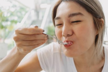 Kafede pasta yiyen Asyalı kadın..