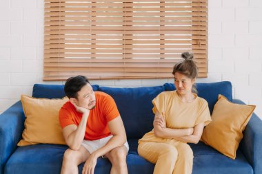 Asyalı çift aşığı evdeki kanepede oturmuş tartışıyor..