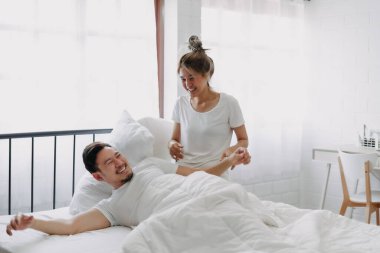 Komik Asyalı çift sabah uyandı, karı koca ve tembel koca arasında kavga çıktı..