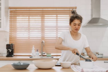 Asyalı kadın servis edilecek çorbayı getiriyor..