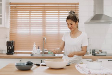 Asyalı kadın mutfakta yemek hazırlıyor..