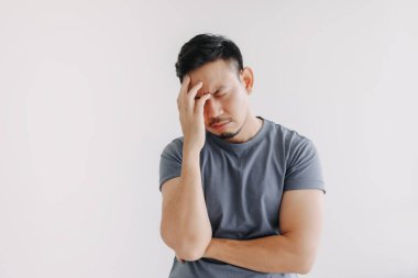 Asyalı bir adamın, beyaza izole edilmiş nahoş duyguları. Depresyon ve Stres.