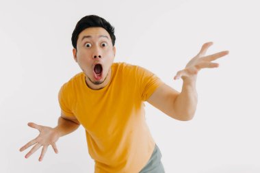 Asyalı adamın şok olmuş ve şaşırmış yüzü beyazların üzerinde tek başına atlıyor..