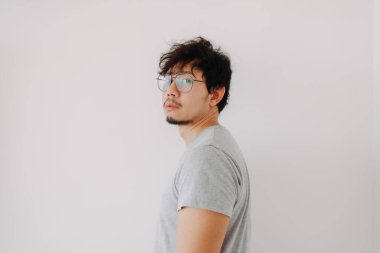 Romantik Asyalı çift aşığı akşam yemeği için birbirini kucaklıyor..