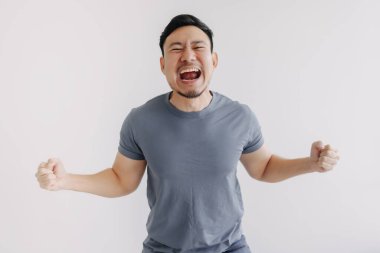 Mutlu Asyalı adam zafer duygusunun beyaz, kazançlı ve başarılı olduğunu hissediyor..