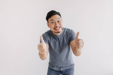 Mutlu gülümse, Asyalı adam iyi görünmek için iki parmağını havaya kaldırıyor..