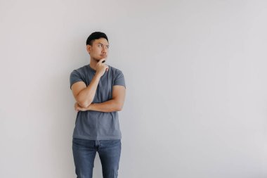 Bir şey düşünen bir adamın ciddi ve kuşkulu yüzü beyazların üzerinde duruyor..