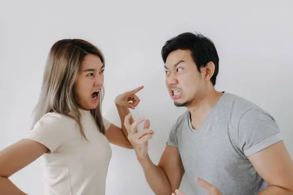 Beyaz arka planda izole edilmiş Asyalı çift aşığı kavgası ve tartışması.