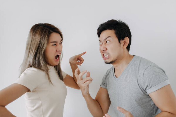 Борьба и аргументы азиатской пары влюбленных изолированы на белом фоне.