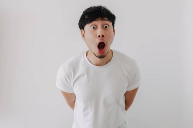 Beyaz tişörtlü sıradan Asyalı adamın beyaz arka planda izole edilmiş yüz ifadesi..