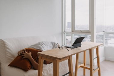 Komik aşırı ciddi ağlayan Asyalı adam başarısız oldu ve bilgisayardaki işini kaybetti..