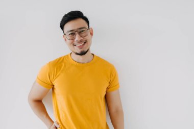 Sarı gözlüklü Asyalı ve beyaz gözlüklü mutlu ve kafeinsiz..