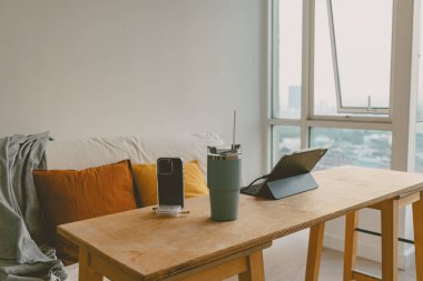 Buzlu kahve ve bilgisayarlı asgari ve tavan arası oturma odası tasarımı akşam çalışma alanı kavramında.