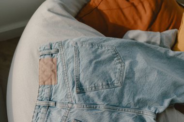 Mavi Jean sıcak güneş ışığıyla gevşetici bir armut çuvalında kurumaya bırakıldı..