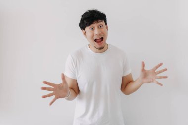 Beyaz tişörtlü sıradan Asyalı adamın beyaz arka planda izole edilmiş yüz ifadesi..