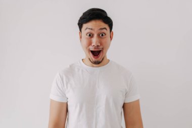 Asyalı adamın mutlu, gülen yüzü beyaz arka planda izole edilmiş beyaz tişört giyiyor..