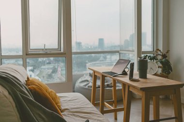 Buzlu kahve ve bilgisayarlı asgari ve tavan arası oturma odası tasarımı akşam çalışma alanı kavramında.