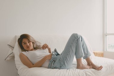 Güzel, çekici, bekar Asyalı kadın kendisiyle yalnız kalmaktan zevk alıyor..