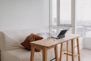 Komik aşırı ciddi ağlayan Asyalı adam başarısız oldu ve bilgisayardaki işini kaybetti..