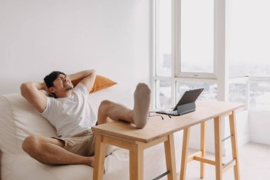 Komik aşırı ciddi ağlayan Asyalı adam başarısız oldu ve bilgisayardaki işini kaybetti..