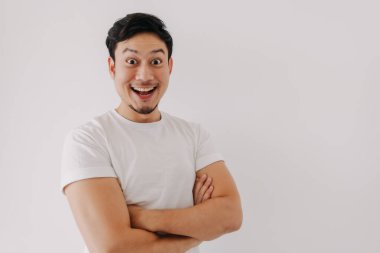 Asyalı adamın mutlu, gülen yüzü beyaz arka planda izole edilmiş beyaz tişört giyiyor..