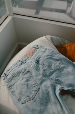 Mavi Jean sıcak güneş ışığıyla gevşetici bir armut çuvalında kurumaya bırakıldı..