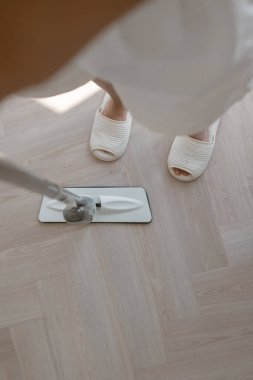 Bir insanın ayak ve baş paspasının açısını kapat. Evin zeminini paspasla ve temizle..