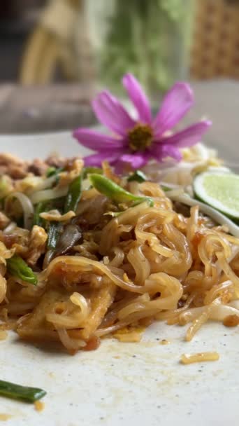 用叉子吃泰国菜的垂直录像 — 图库视频影像