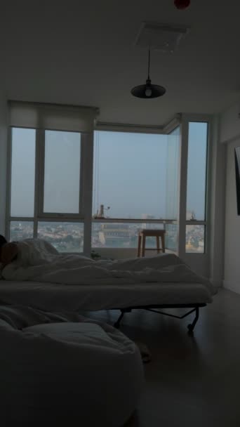 Vertikales Video Asiatischer Mann Wacht Morgens Einfach Auf Und Lebt — Stockvideo