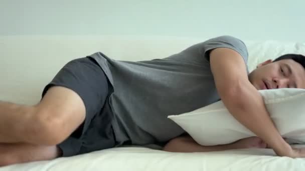Asiático Hombre Mentira Descansar Sofá Tomando Día Siesta Como Cansado — Vídeo de stock