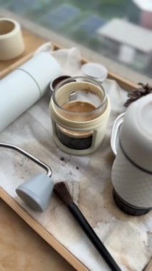 Sabahları manuel kahve espresso yapan adama yaklaş..