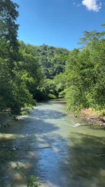 Asılı köprüden Tayland 'ın doğası gereği dikey görüntü nehir manzarası.