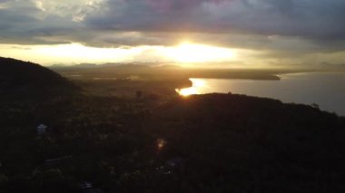 Chumphon, Tayland 'da akşam gökyüzünün insansız hava aracı videosu..