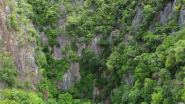 Khao Khuha Dağı ve mavi gökyüzünün insansız hava aracı videosu, Songkhla, Tayland
